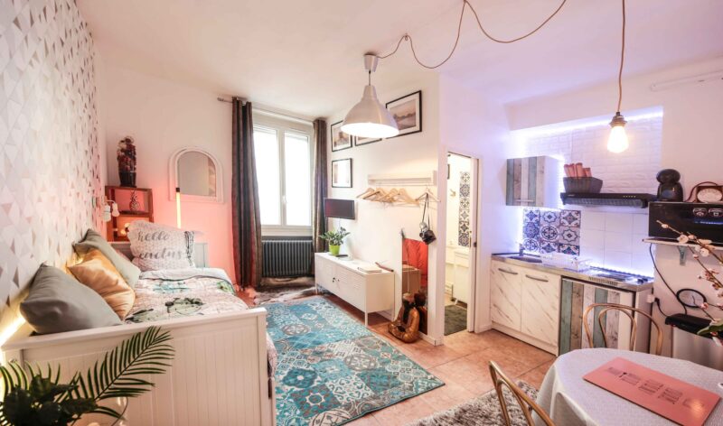Studio Le Cocon avec lit banquette, kitchenette et papier peint géométrique