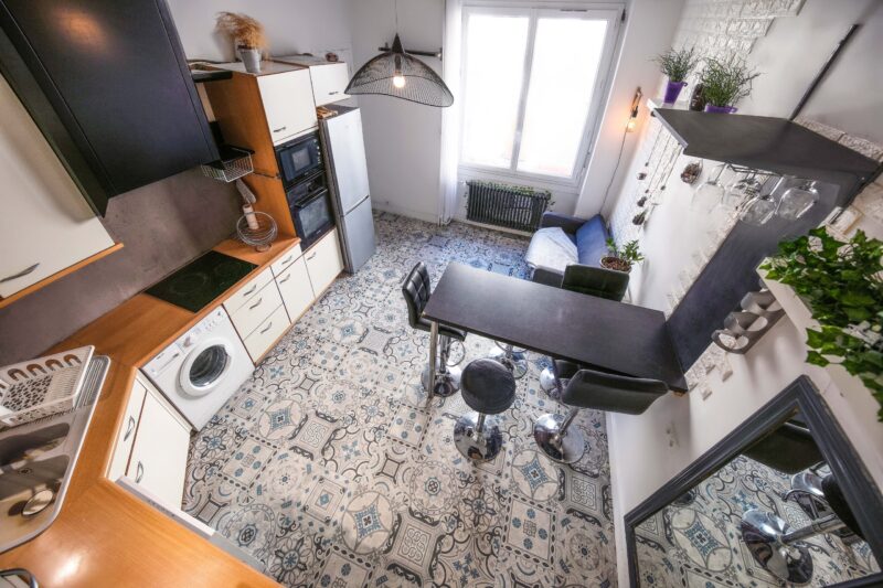 Cuisine et séjour de L'Îlot avec carrelage à motifs