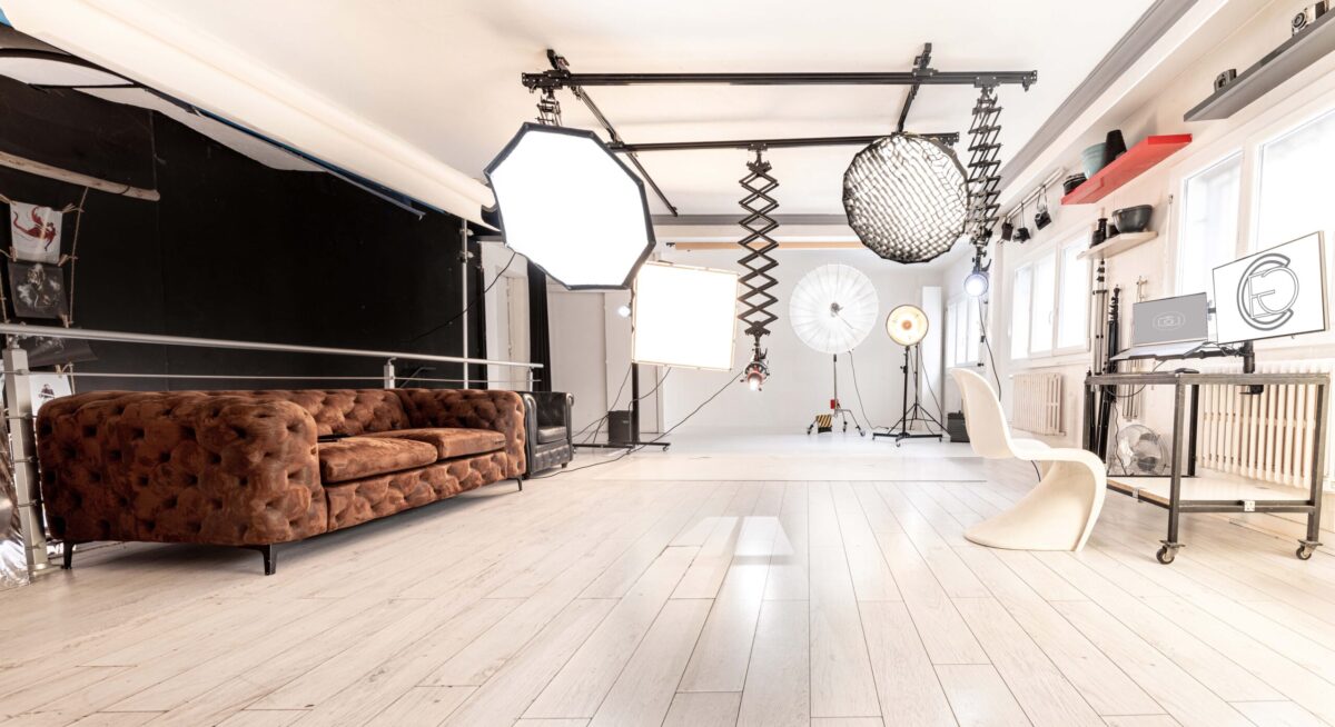 Studio photo avec canapé chesterfield et cyclorama blanc